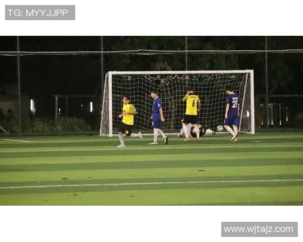 足球明星瞬间定格精彩瞬间展现球场魅力与激情的完美画面 足球明星瞬间定格精彩瞬间展现球场魅力与激情的完美画面