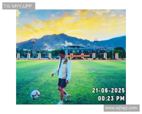 足球明星骑摩托车展现激情与速度引领年轻人追逐梦想